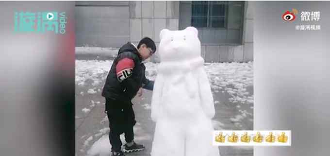 美发模特、奥特曼……多地大雪 网友开启雪人狂欢