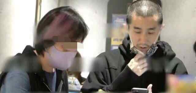 张默近况 成龙独子房祖名近况曝光，脸颊消瘦胡茬明显，与同行女伴当街热聊