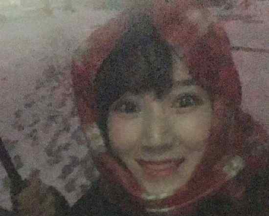 阔太李念发着烧裹红头巾出门看雪 网友：为看雪 真是拼了