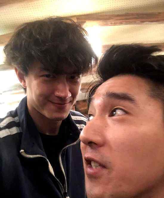 赵又廷晒林更新“黑照” 意外曝光王丽坤 网友：公布恋情吧