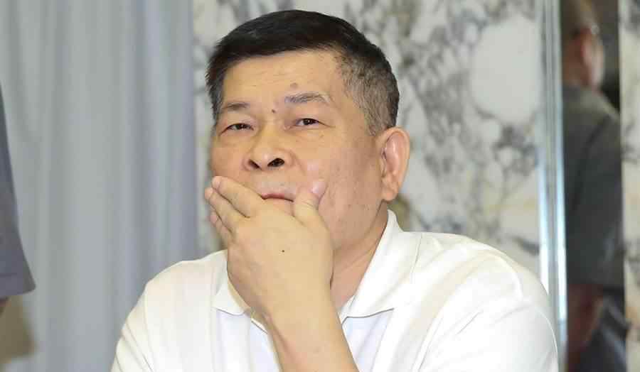 许效舜 澎恰恰欠债2.4亿想轻生，徒弟许效舜收到遗言短信劝他3小时
