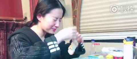 刘亦菲晒另类式洗脸视频 网友：你有颜你任性