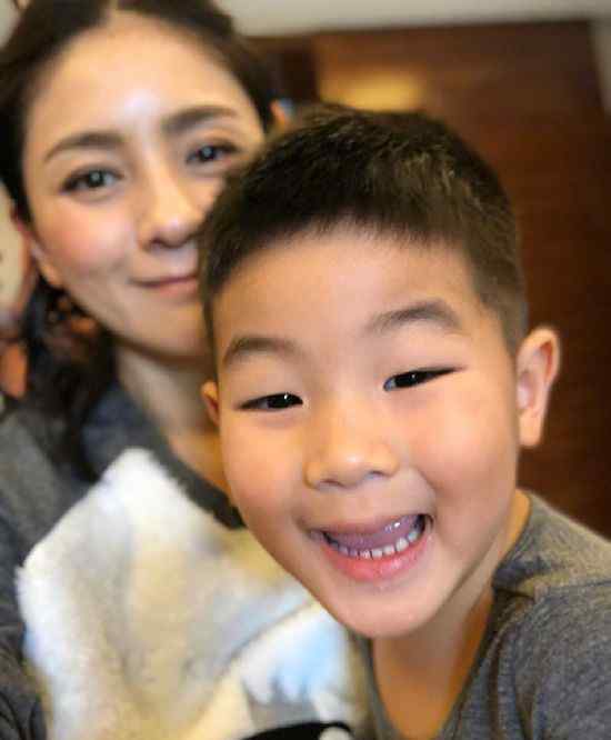 胡可化妆小鱼儿乱入抢镜 嘟嘴卖萌萌炸了 网友：戏精本人