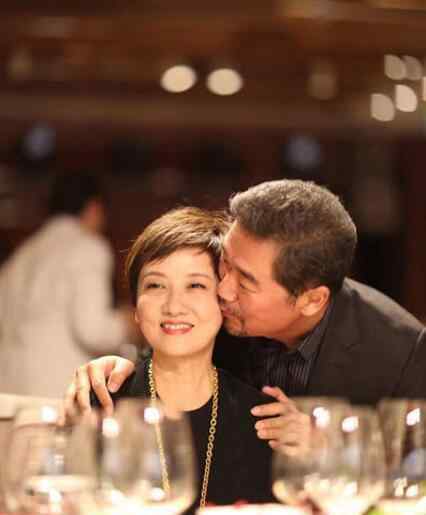 邓婕60岁生日张国立现场读情书脸红 邓婕女儿是亲生的吗 邓婕为什么不生孩子
