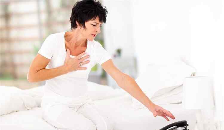 女性心脏不好的症状 经常感到胸闷气短，或是这4种疾病引起，女性尤其要重视
