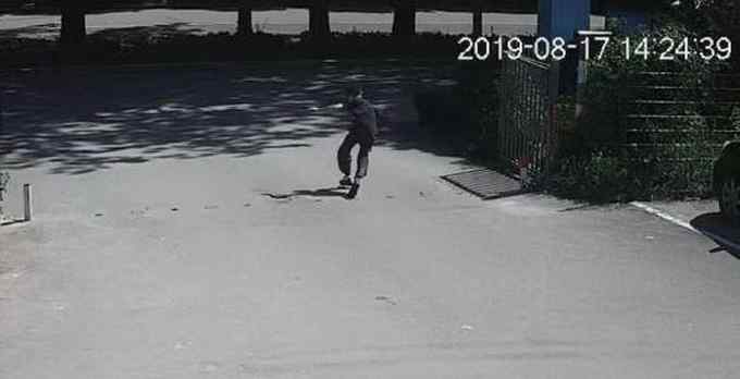 老人遭陌生男子爬车 加速躲避致人死亡获刑 二审坚持自己无罪