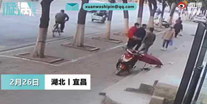 男孩与路人迎面相撞遭当街掌掴 这一幕太气愤！网友：孩子脾气太好了