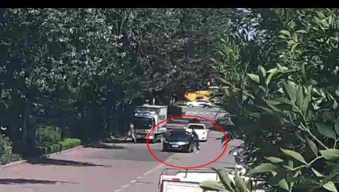 老人遭陌生男子爬车 加速躲避致人死亡获刑 二审坚持自己无罪