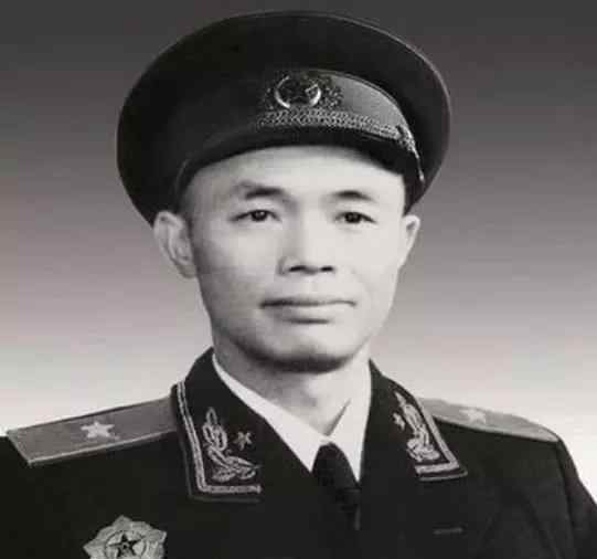 军长级别 他们是上下级关系，几年后军长授予少将军衔，而师长却中将军衔