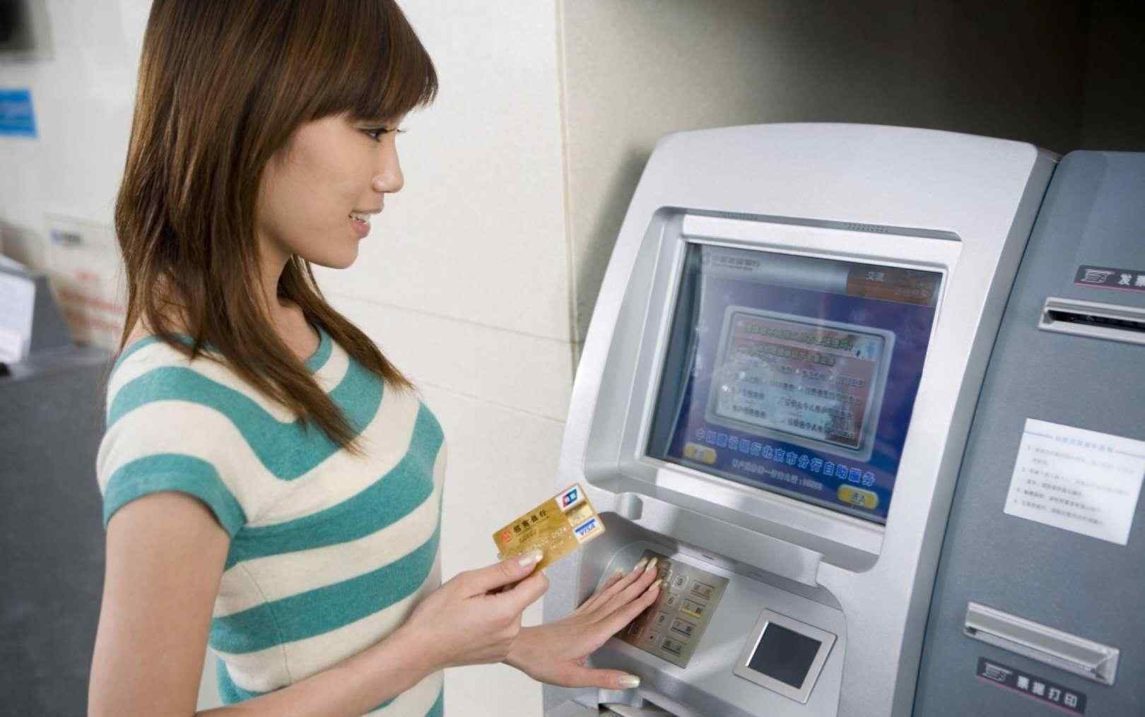 能查到余额但取不出钱 在银行ATM取款，取款不成功余额却少了，应该怎么办呢？