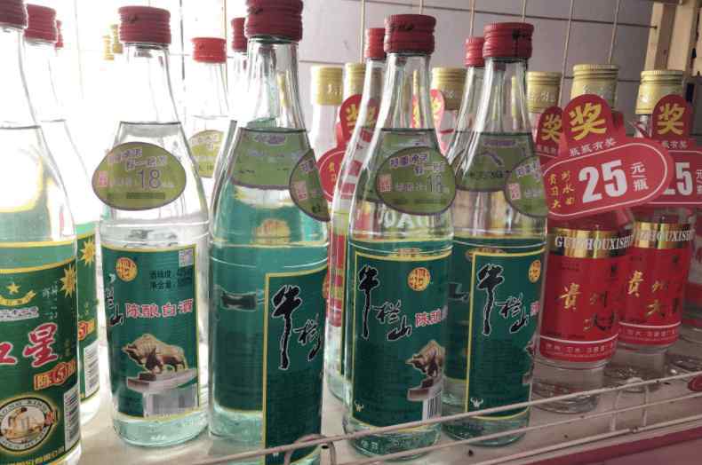 简装白酒 4种不起眼的简装白酒，摆在超市无人理，全是纯粮酒，懂行的才买