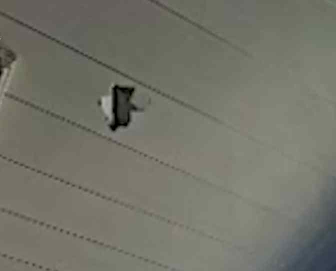 男子将保温杯接满热水后不停摇晃 随后发生恐怖一幕！天花板被砸出大洞
