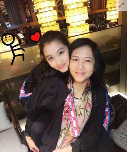 关晓彤亲吻妈妈 这对母女颜值高