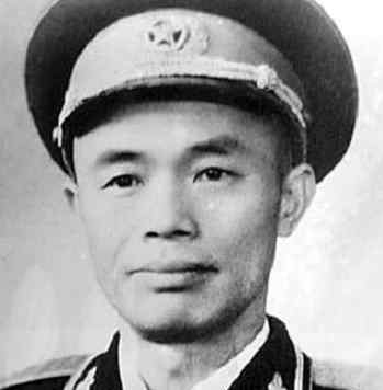 军长级别 他们是上下级关系，几年后军长授予少将军衔，而师长却中将军衔
