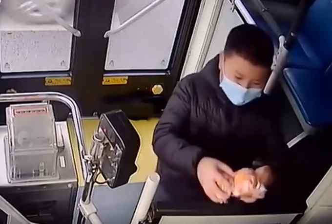 母亲怀孕男孩请求公交司机等候 上车敬礼致谢还送橙子 网友：好孩子