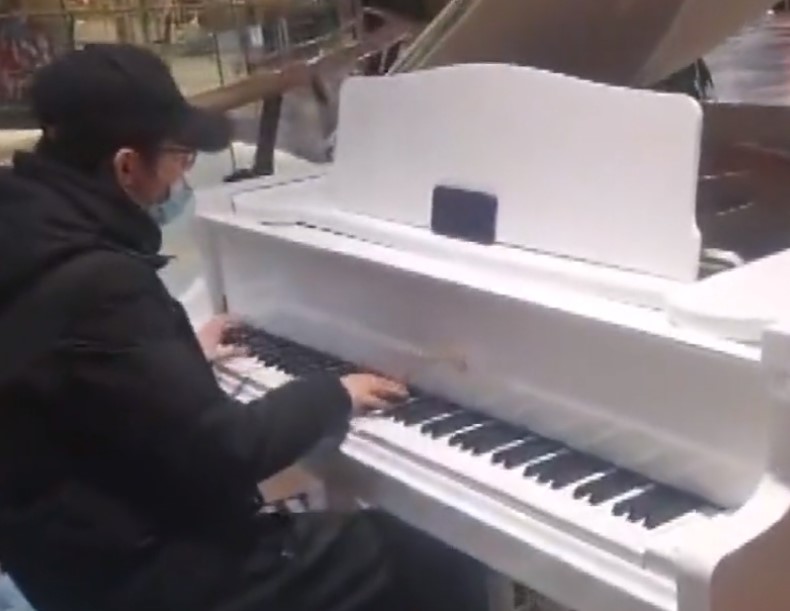 外卖小哥商场内优雅弹奏钢琴 手法熟练旋律动听 引过路市民惊叹！