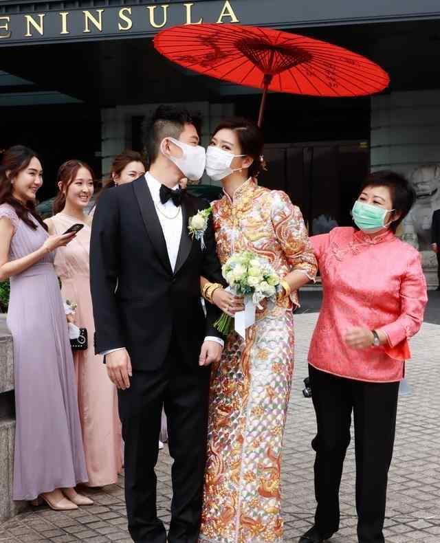 余香凝 带球嫁人！余香凝穿中式绣服与新郎官口罩吻，陈家乐大方送祝福
