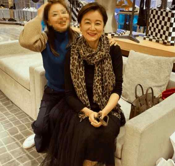 刑李原 邢李原老婆超礼貌，林青霞系豹纹丝巾逛街，和粉丝合影还脱下墨镜