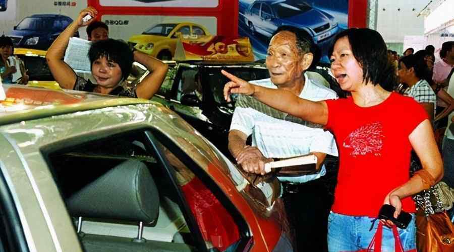 袁隆平买车 袁隆平因摸了一下奔驰车，被人说买豪车潇洒，键盘侠你们不累吗