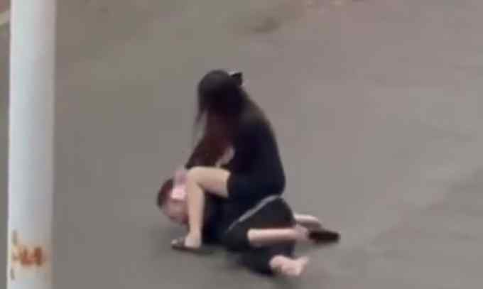男子当街打女友反被按在地上打哭 互殴原因令人无语
