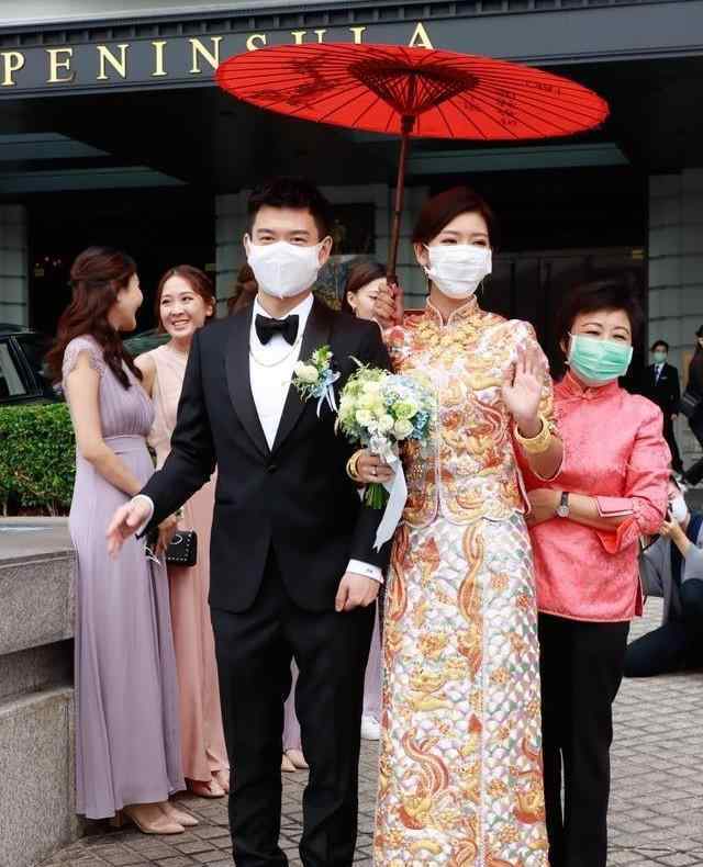 余香凝 带球嫁人！余香凝穿中式绣服与新郎官口罩吻，陈家乐大方送祝福
