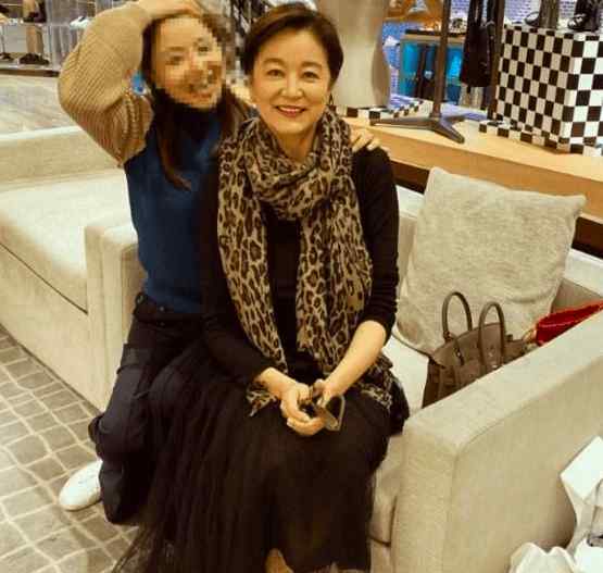 刑李原 邢李原老婆超礼貌，林青霞系豹纹丝巾逛街，和粉丝合影还脱下墨镜