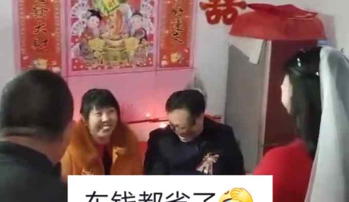 两家相距百米新郎直接抱新娘回家 网友：不用纠结在谁家过年了