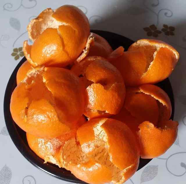 橘皮泡脚的功效 橘子吃完皮别扔了，拿来煮水泡一泡脚，3个好处主动找上门！