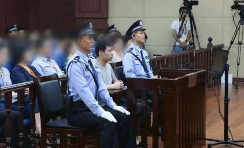 刺死辱母者 刺死辱母者于欢减刑4个月出狱：终于摸到妈妈，真实感特别强烈，求妈妈不要责怪