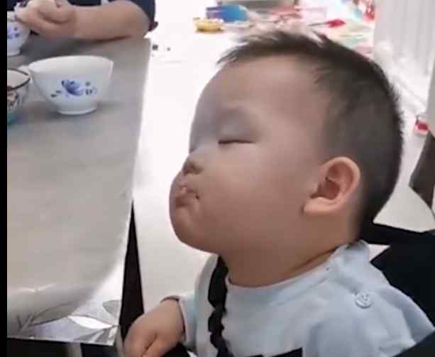 萌娃被喂饭时努力保持边吃边睡 网友：太可爱了！