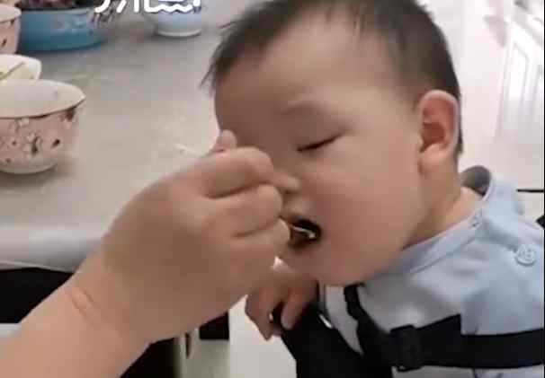 萌娃被喂饭时努力保持边吃边睡 网友：太可爱了！