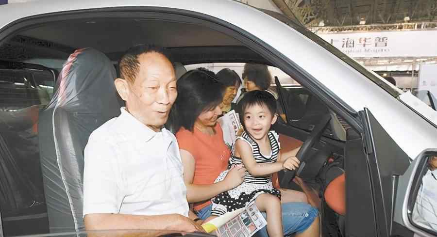 袁隆平买车 袁隆平因摸了一下奔驰车，被人说买豪车潇洒，键盘侠你们不累吗
