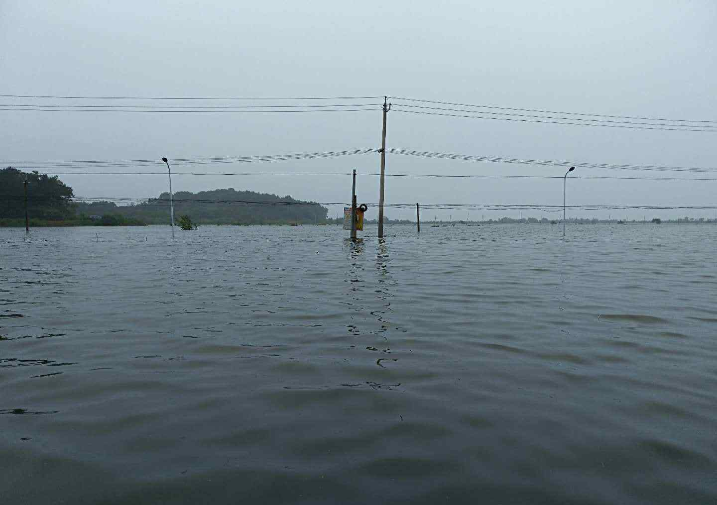 安徽安庆暴雨近五百人被困，社区人员开船配送生活物资
