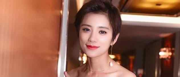 伊一口误 知名女主持现场失误，少穿一件衣服，一旁的张国立反应太尴尬