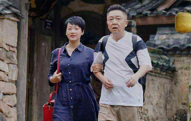 端庄的裙子 于谦41岁老婆没有名人架子，短发配衬衫裙优雅端庄，虎牙真可爱