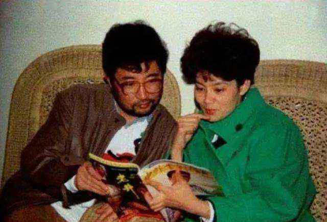 王小丫结婚 他与潘虹结婚8年，后与比自己小21岁的王小丫再婚，如今共结婚3次