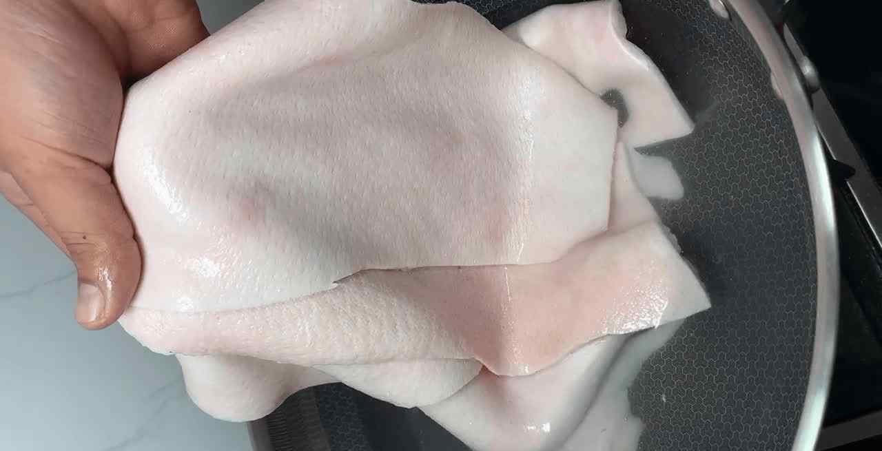 皮冻的制作方法 教你做猪皮冻，步骤详细，皮冻透亮无腥味，入口Q弹价廉物美