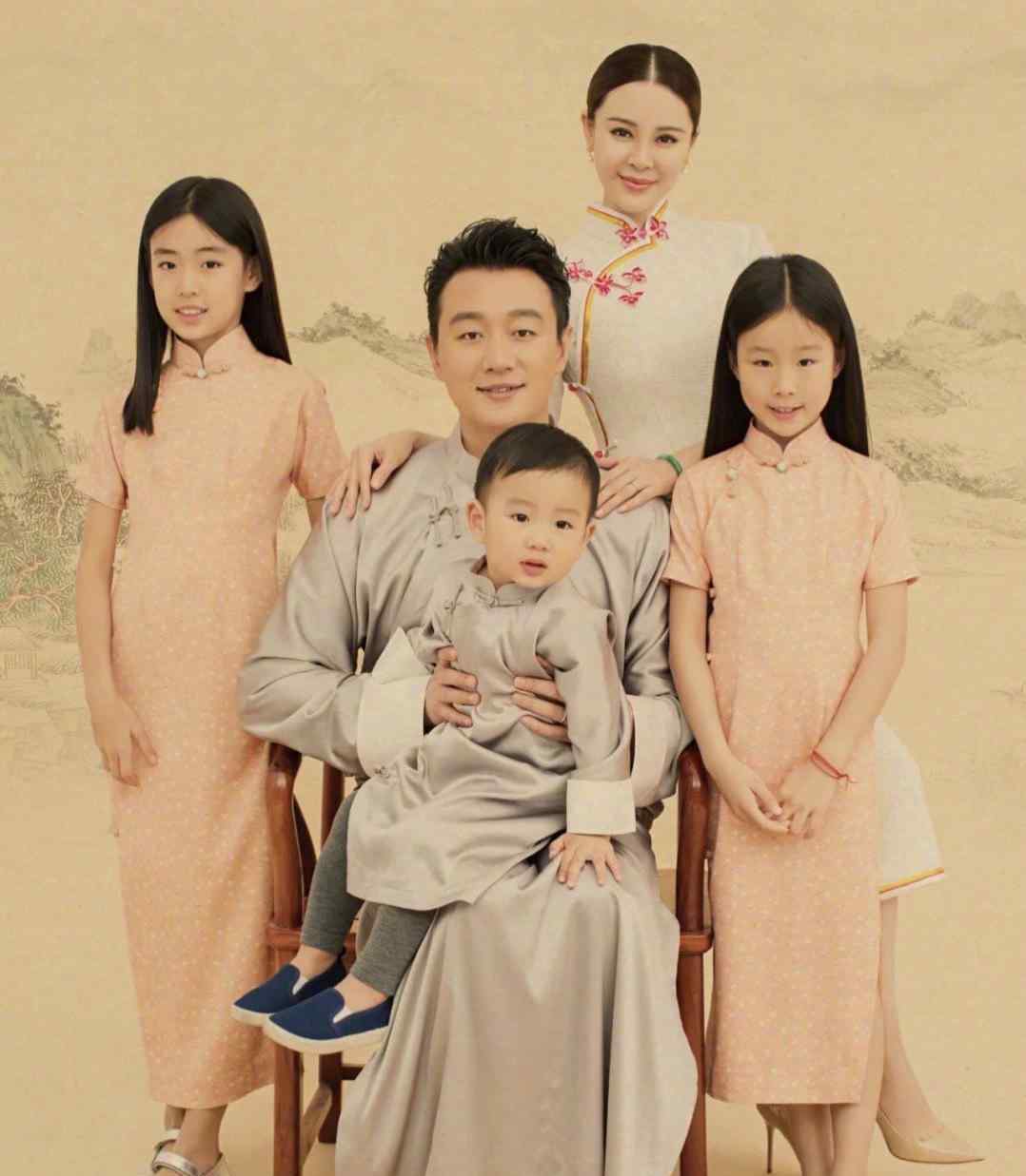 黄磊一家五口 佟大为关悦一家五口全家福，儿子坐着女儿站着遭网友质疑重男轻女