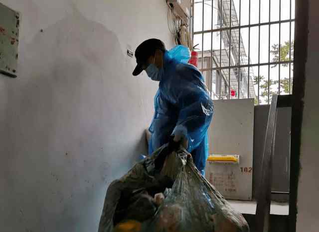 杭州武林路 杭州武林路一小区，房东竟堆了满屋垃圾，开门触目惊心！