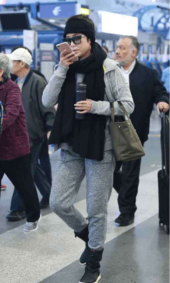 顾长卫的老婆 顾长卫原配老婆，女演员身份出门没包袱，穿朴素运动装好像去遛弯