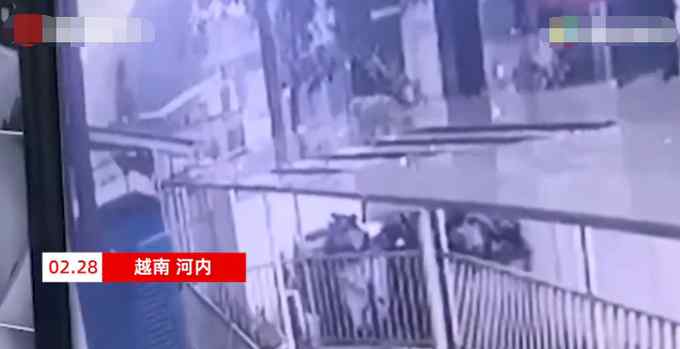 越南女童从13楼坠落 邻居边拍视频边尖叫！随后一幕令人难以置信