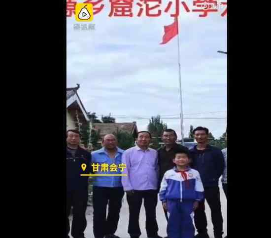 小学毕业照1个学生9个老师 真相令人泪目