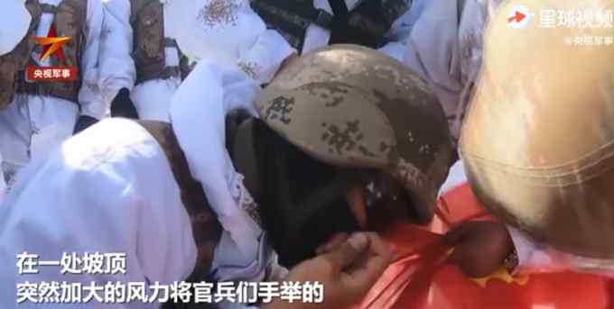边防战士顶着8级大风缝国旗 这堵“人墙”坚不可摧！看哭网友