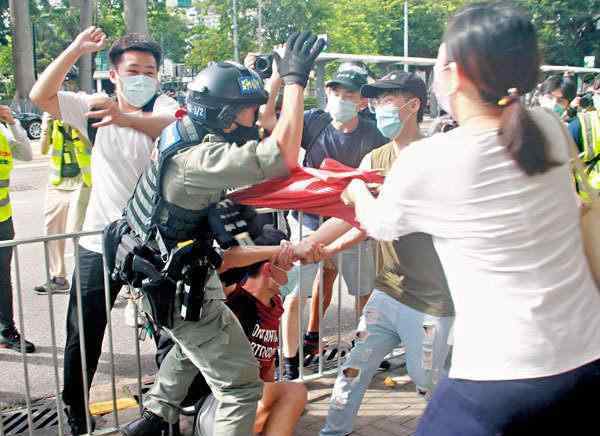 刺伤港警暴徒疑为接到“哨兵”报信，警方正全力追缉其余逃犯