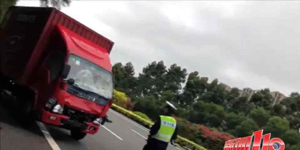 福州车祸 突发！福州长乐国际机场附近路段发生车祸！三人倒地！