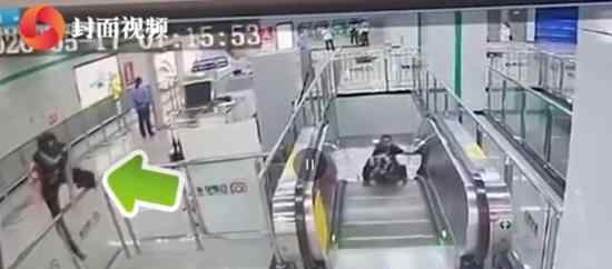 老人电梯摔倒 辅警5秒关停电梯