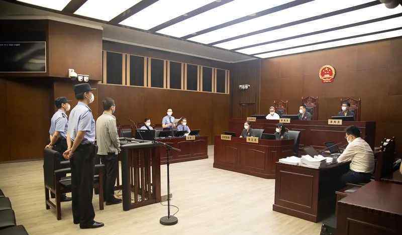 工行上海分行原行长顾国明案开审：被控受贿1.36亿