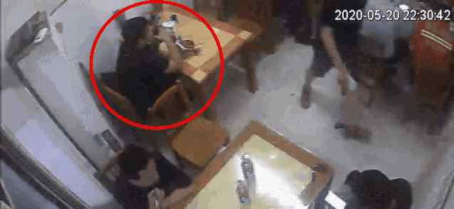 消防员深夜出警归来在面馆用餐 吃完结账时又惊又喜