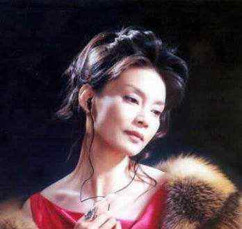 王小丫结婚 他与潘虹结婚8年，后与比自己小21岁的王小丫再婚，如今共结婚3次