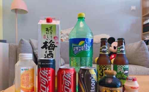 男子喝饮料后反复发烧 专家:易拉罐设计有污染风险